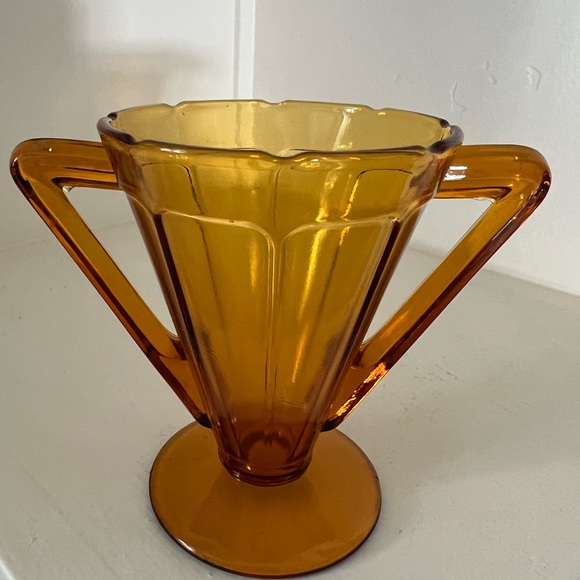 Diamond Glass Company creamer and sugar set.Pattern is “Victory” beautiful amber - Picture 3 of 4